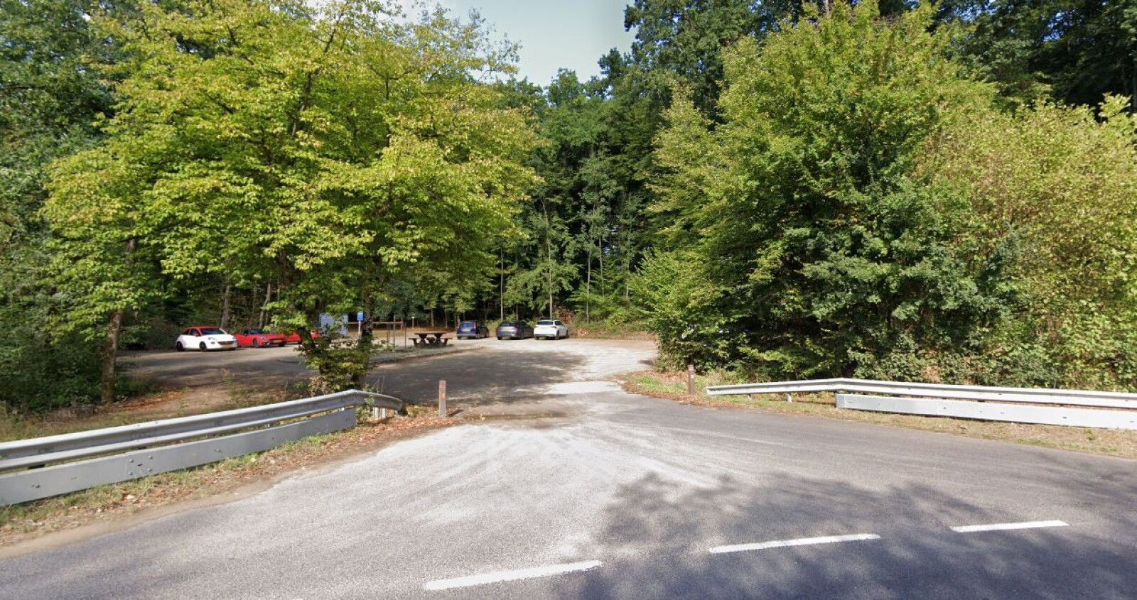 Bëschparking tëschent Bartreng a Leideleng - Gare